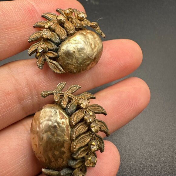 VINTAGE MIRIAM HASKELL GOLD PLATED FAUX PEARLS FLOWER CLIP ON EARRINGS - Picture 11 of 11